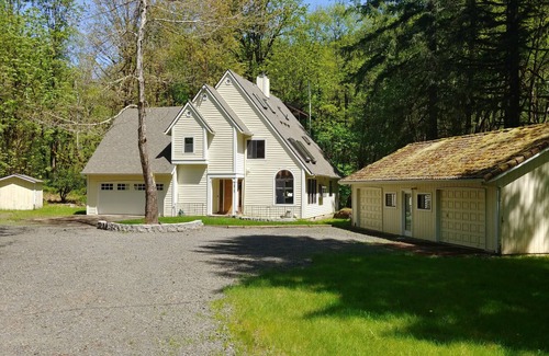 North Plains Ski Chalet | North Plains Home on a Stream in foothills of the Coast Range Mtns Unplug Zone
