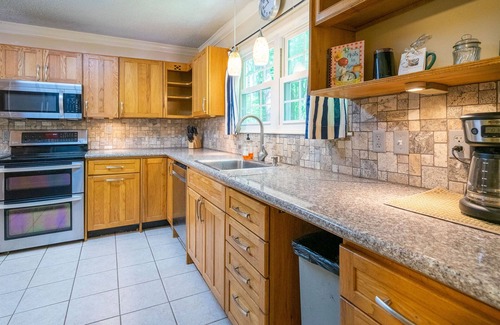 North Raleigh House | North Raleigh Townhome near north hills, greenway trails and Shelley Lake