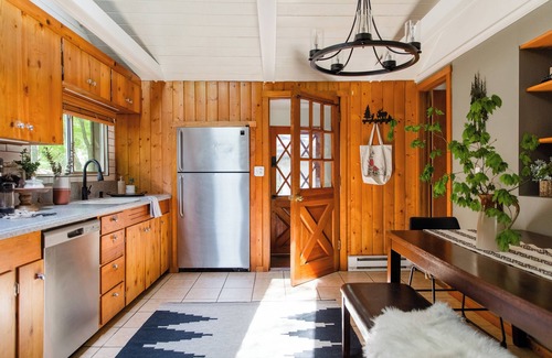North Bend Cabin | North Zen Magical Riverfront Cabin with Hot Tub - 5min Walk to Twin Falls Trail!