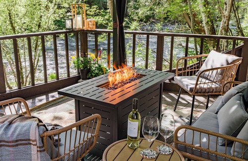North Bend Cabin | North Zen Magical Riverfront Cabin with Hot Tub - 5min Walk to Twin Falls Trail!
