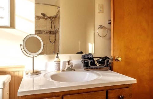 Racine Apartment | NorthBeach Retreat 5BR, short walk to zoo & beach