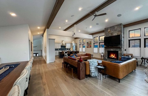 Bartlett House | Northern Luxe | Brand New, Views, Hot tub, Games