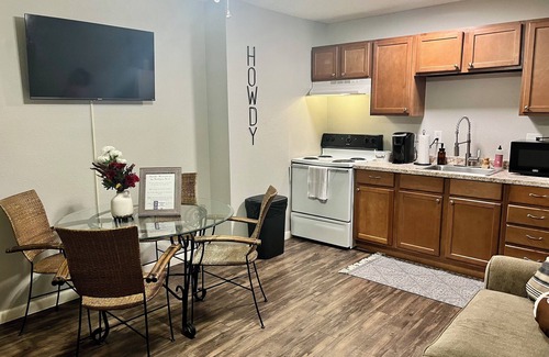 College Station Villa | Northgate Nest- Walking distance to A&M!
