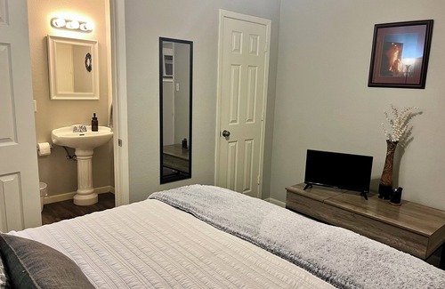 College Station Villa | Northgate Nest- Walking distance to A&M!