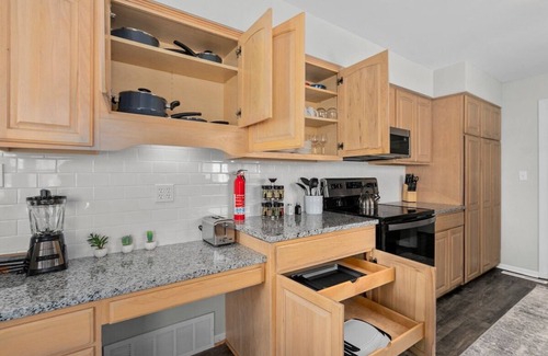 North Kansas City House | Northland KC Home 2 Living Spaces +Arcade+WiFi