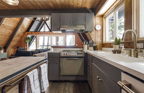 Lake Almanor Country Club Cabin | Nostalgic A-Frame Family-Friendly w/Lake & Forest Views