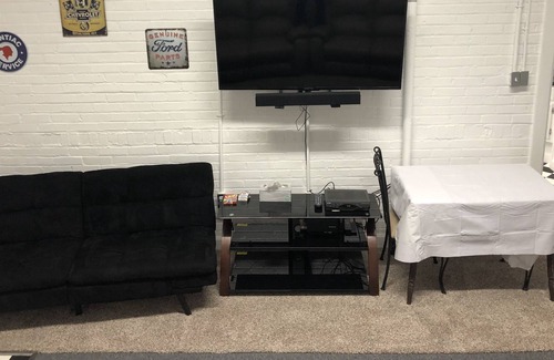 Terre Haute House | Nostalgic 1950s-Garage-Themed VRBO — Sleeps 10!