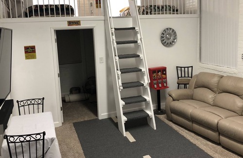 Terre Haute House | Nostalgic 1950s-Garage-Themed VRBO — Sleeps 10!