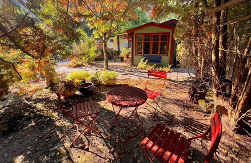 Squamish Cabin | Nostalgic Downtown Boatbuilder's Cabin - Licensed