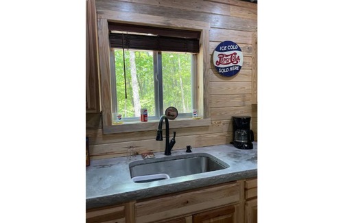 Bourbon Cabin | Nostalgic Route 66 Cabin near Blue Springs Ranch