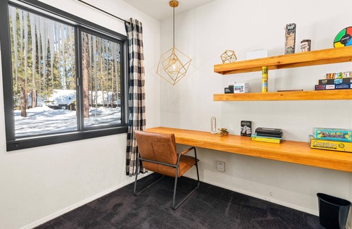 Boulder Bay House | Nostalgic vibe with modern amenities in midcentury log cabin with hot tub + more