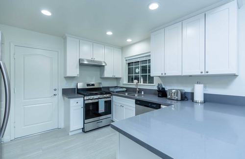 East Pasadena House | Not affected by the fire/Elegant Pasadena Retreat – Prime Comfort Awaits