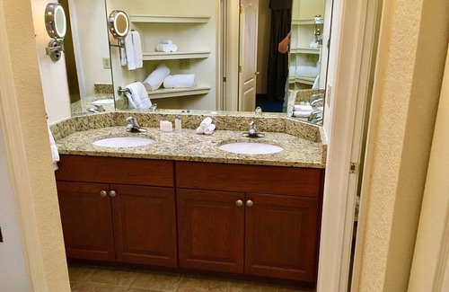 Mishawaka Apartment | Notre Dame vs Wake Forest Weekend! 5 minutes from the stadium!