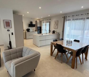 Apt Villa | NOUVEAUTE ! Villa Moderne de 4 chambres, piscine chauffée et vue panoramique