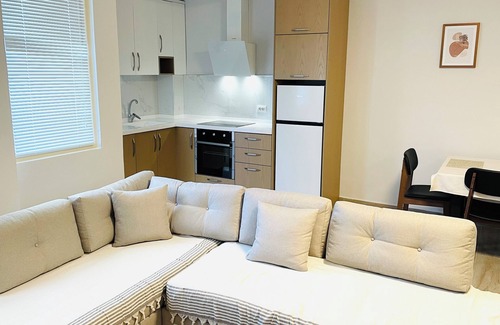 Divjake Apartment | Nova - Charming 2-bedroom apartment in Divjakë with WiFi, AC, free parking.