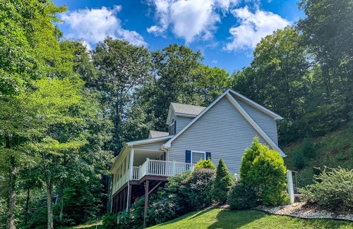 Jefferson Cottage | NOW BOOKING - HILLSIDE HIDEAWAY 3BR/2BA VACATION RENTAL W/WIFI & GAS LOGS!