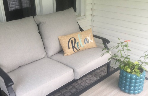 Portsmouth House | nPrivate, wooded, and convenient cottage just blocks from SOMC