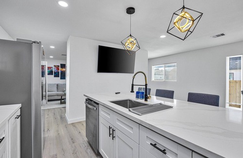 Northside House | Nr DT + Heights | Games | WiFi | Pets | Deck Yard