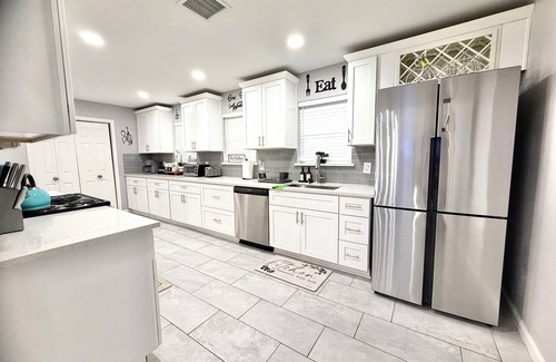 Southeast Houston House | NRG Stadium - Pool table, Patio, & Grill