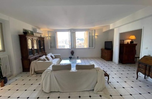 Hotel-de-Ville Apartment | nSplendid view of Notre Dame de la Garde and the Old Port