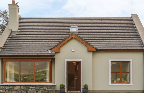 Lispole Cottage | NUMBER 8, pet friendly, with a garden in Lispole, County Kerry