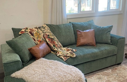 Parkway-South Sacramento Cottage | Nurture, Nature in The Garden Flat 1-bedroom detached home with AC