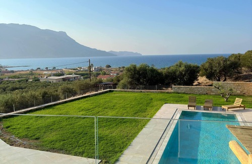 Trachilos House | Nusa Retreat- 3 bedroom luxury residence with private pool and big garden