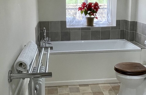 Duntisbourne Abbots Apartment | Nutbeam Cottage: Rustic Charm Meets Modern Luxury in the Cotswolds