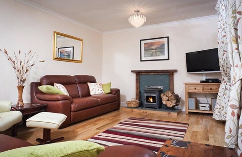 Lakeside House | NUTWOOD, pet friendly, with open fire in Lakeside