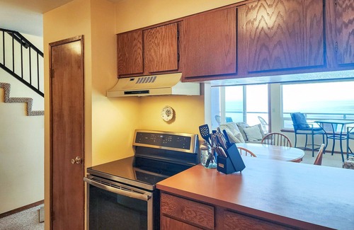 Newport Condo | Nye Beach Ocean Front Condo! Walk to Everything! Spectacular Views!