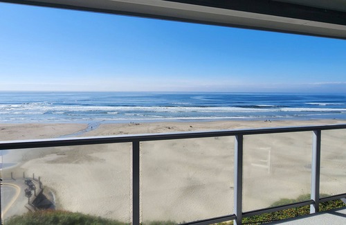 Newport Condo | Nye Beach Ocean Front Condo! Walk to Everything! Spectacular Views!