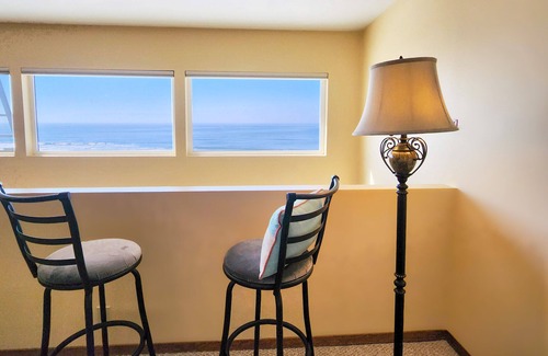 Newport Condo | Nye Beach Ocean Front Condo! Walk to Everything! Spectacular Views!