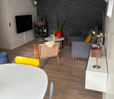 Viborg Apartment | Nyistandsat højloftet kælderlejlighed på 70 m2 i Viborg centrum, med plads til 4 personer