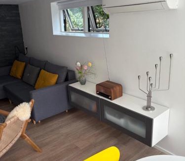 Viborg Apartment | Nyistandsat højloftet kælderlejlighed på 70 m2 i Viborg centrum, med plads til 4 personer