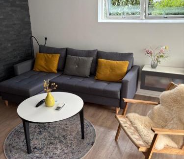 Viborg Apartment | Nyistandsat højloftet kælderlejlighed på 70 m2 i Viborg centrum, med plads til 4 personer