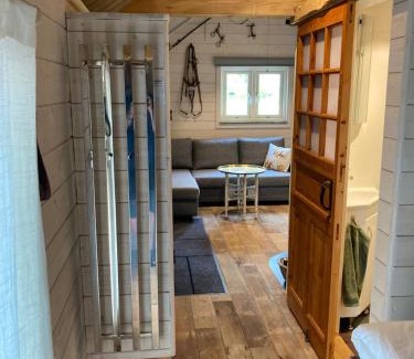 Kolmarden House | Nyrenoverad liten stuga i Marmorbruket