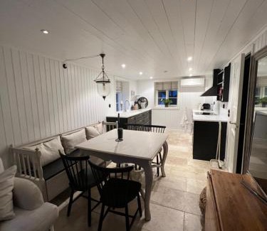 Kungshamn Apartment | Nyrenoverad pärla centralt i Kungshamn