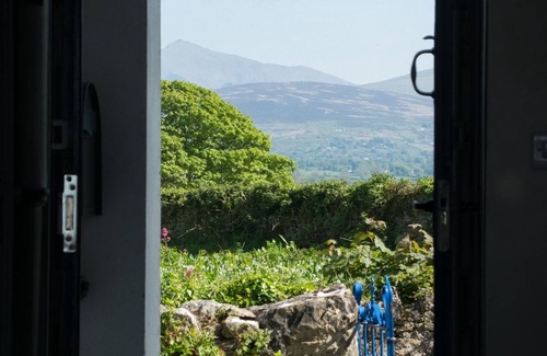 Brynsiencyn Cottage | Nyth Y Wennol - sleeps 8 guests in 4 bedrooms