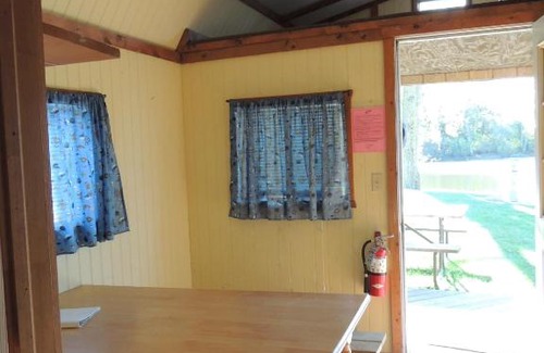 Amboy Resort | O'Connell's RV Campground Lakefront Cabin 9
