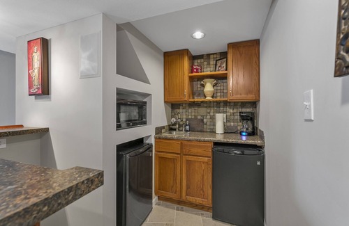O'Fallon House | O'Fallon Edge Oasis- 4bd/3bt, Wooded Backyard, Office, Great Family Getaway
