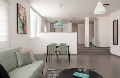 Bat Yam Apartment | Oַ&O Group-Amazing APT Bat-Yam 3 Min Walk To Beach