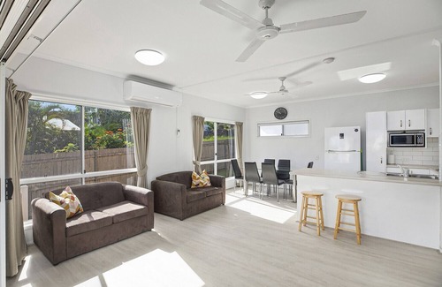 Scotts Head House | OAHU, part of the Ohana Surf Bungalows (<5 minute walk to beach and shops).