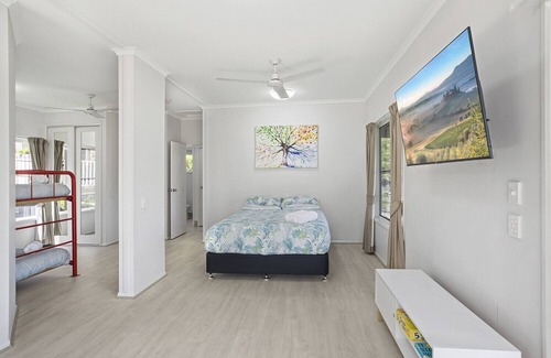 Scotts Head House | OAHU, part of the Ohana Surf Bungalows (<5 minute walk to beach and shops).