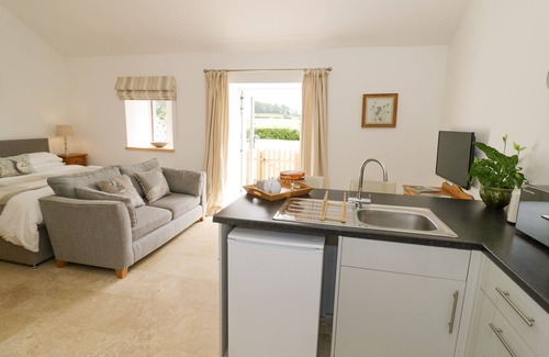 Daventry Cottage | OAK BARN, pet friendly, with a garden in Catesby