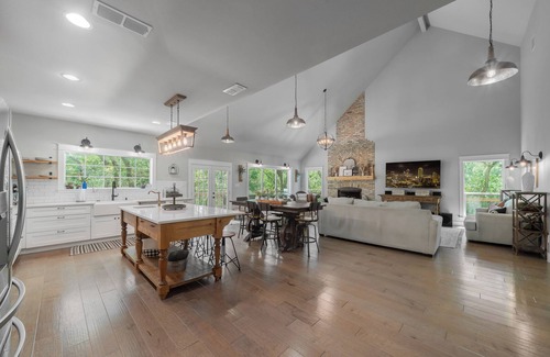 Cross Roads House | Oak Bluff, Cozy Spacious Retreat with Farmhouse Charm