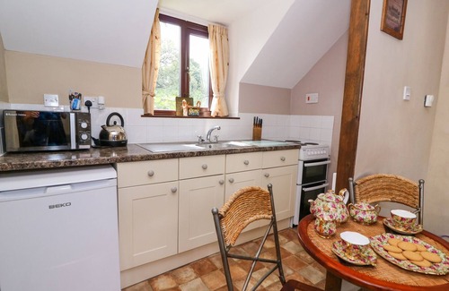 Llanidloes Cottage | OAK COTTAGE, character holiday cottage, with a garden in Llanidloes