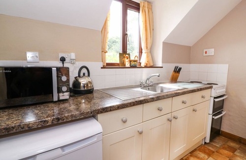Llanidloes Cottage | OAK COTTAGE, character holiday cottage, with a garden in Llanidloes