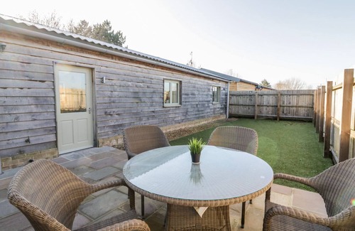 Ely House | Oak Cottage - Modern, Cosy Two Bed with Countryside Views and River Access