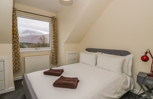Banavie House | OAK COTTAGE, pet friendly, with open fire in Fort William