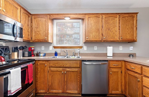 Raymore House | Oak Haven: 3 King Beds + 1 Queen Bed Fast Wi-Fi + FREE Parking - Sleeps 8 People